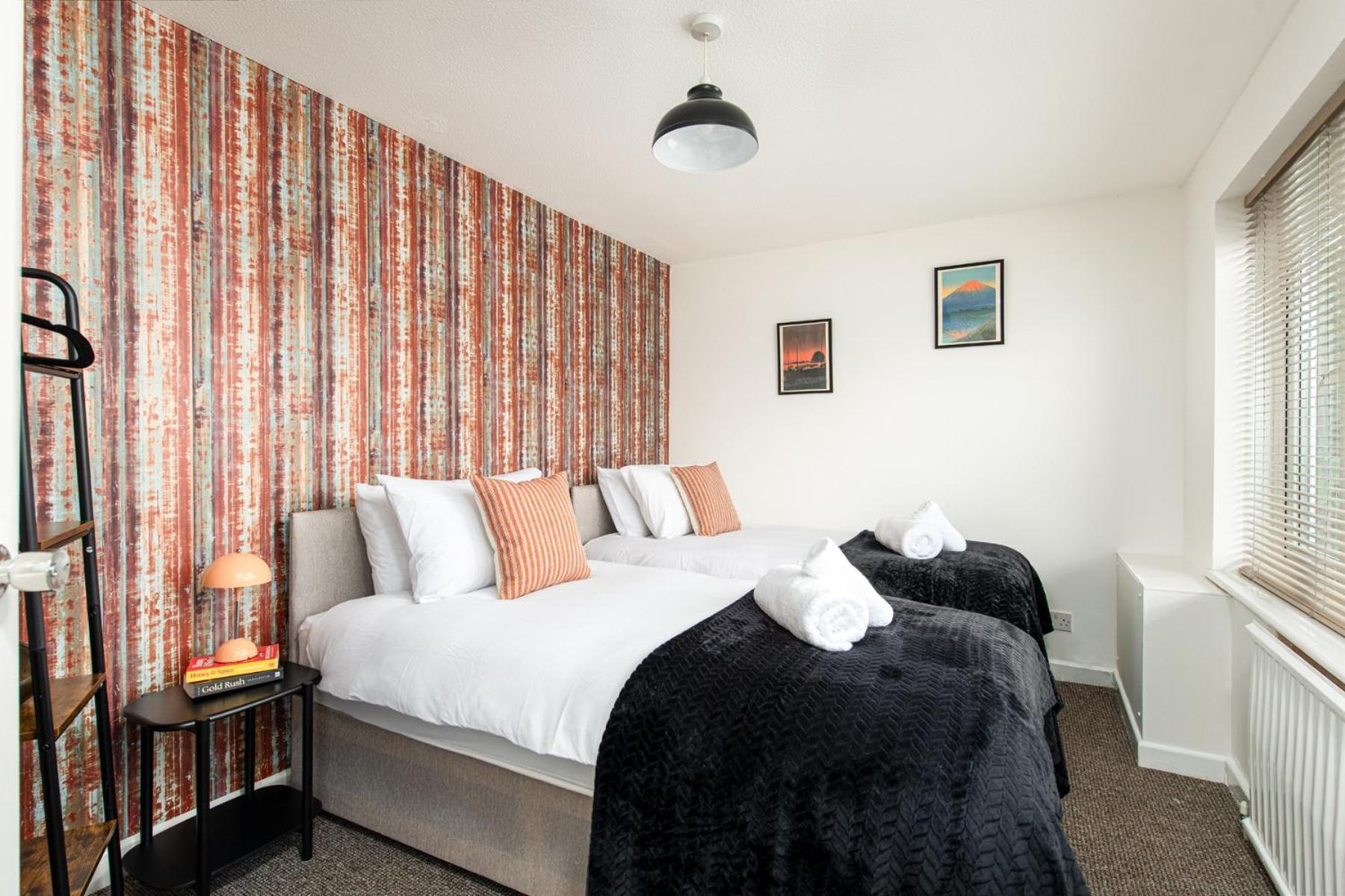 Long Stays-sleeps 9-parking-by Fabaccommodation * Bristol
