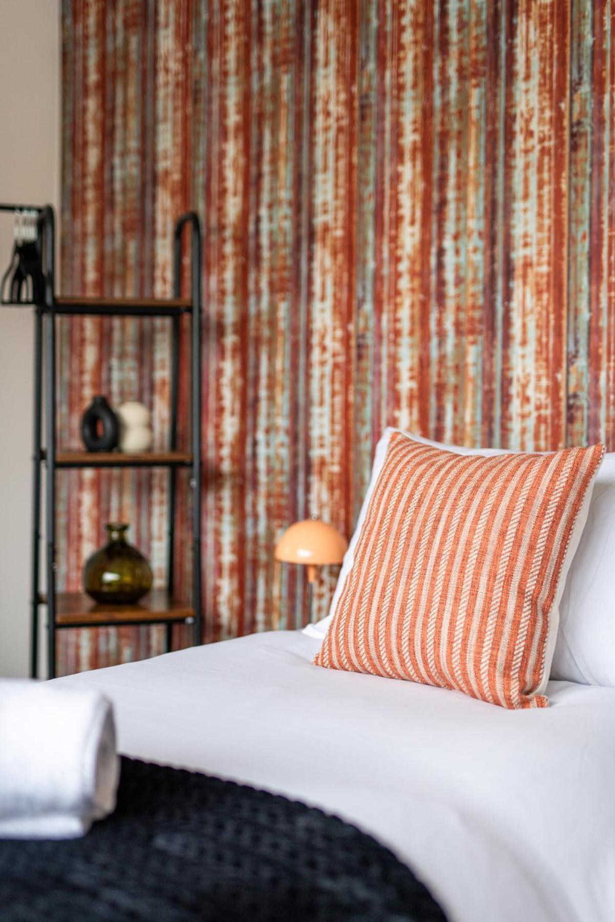 Long Stays-sleeps 9-parking-by Fabaccommodation Holiday home Bristol