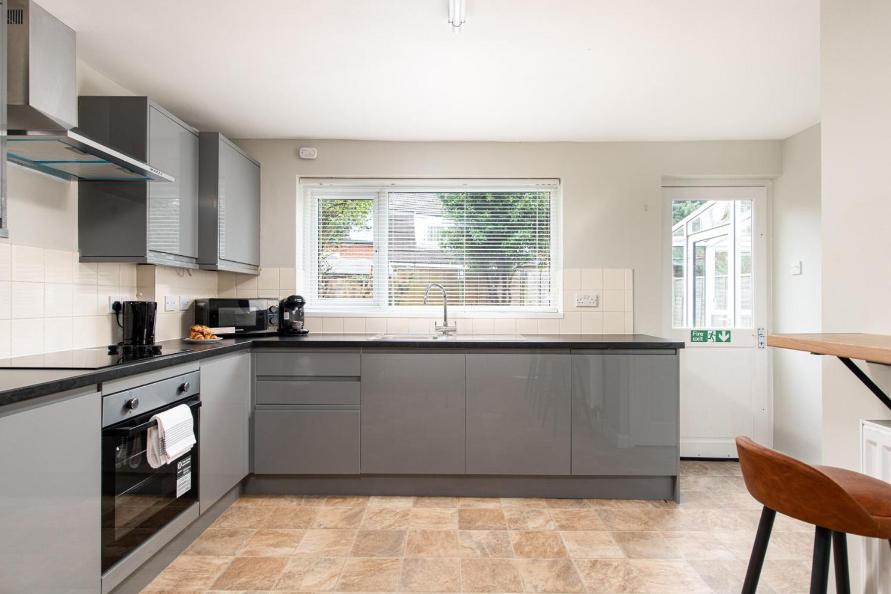 Long Stays-sleeps 9-parking-by Fabaccommodation *