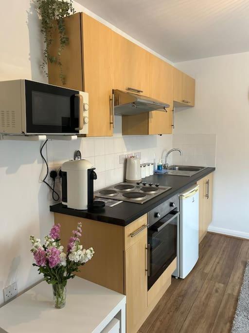 Apartment 31 Canal Apartments, Canal View -temple Meads Bristol