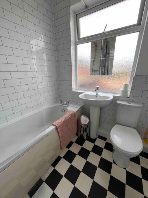 Homestay 3 Bedroom House With Off Street Parking *