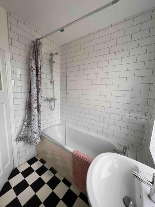 3 Bedroom House With Off Street Parking Homestay Bristol