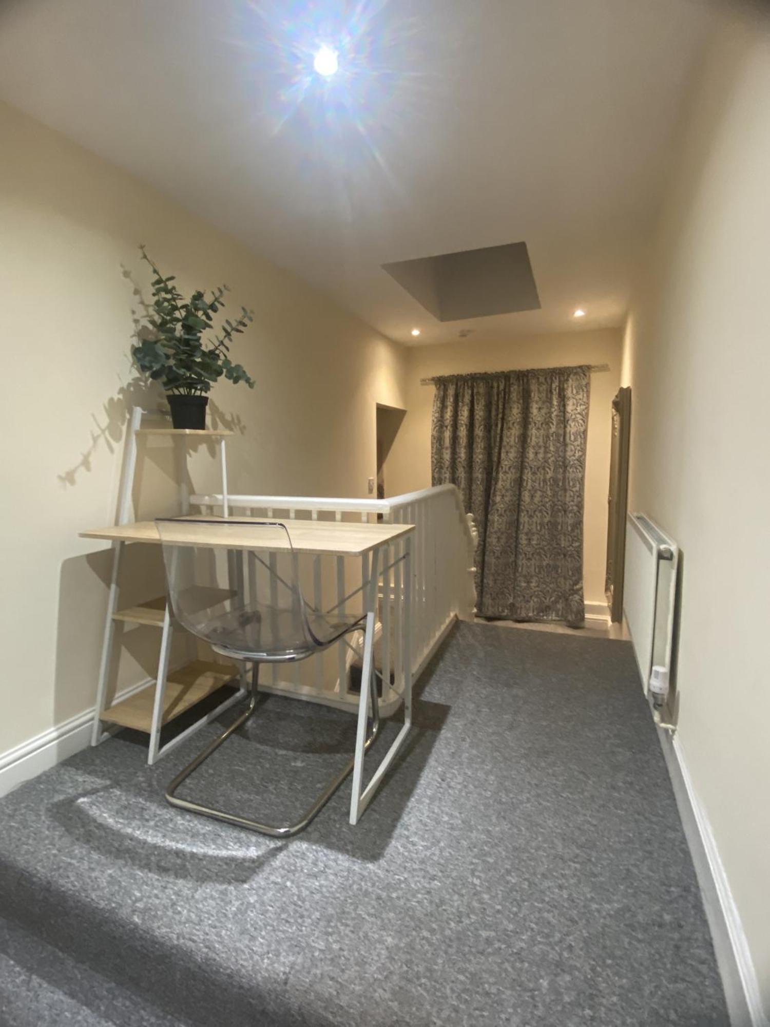 & Cosy In The Heart Of Stokes Croft Apartment Bristol