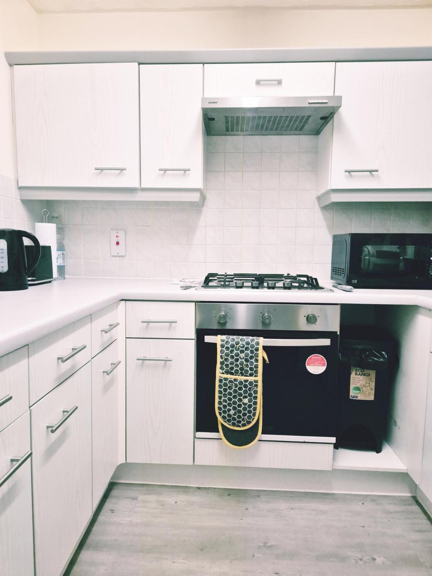Spacious 2 Bed House Close To Parkway Station