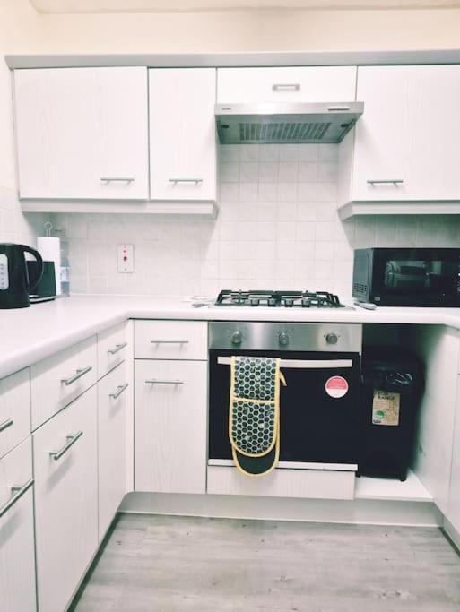 Spacious 2 Bed House Close To Parkway Station *