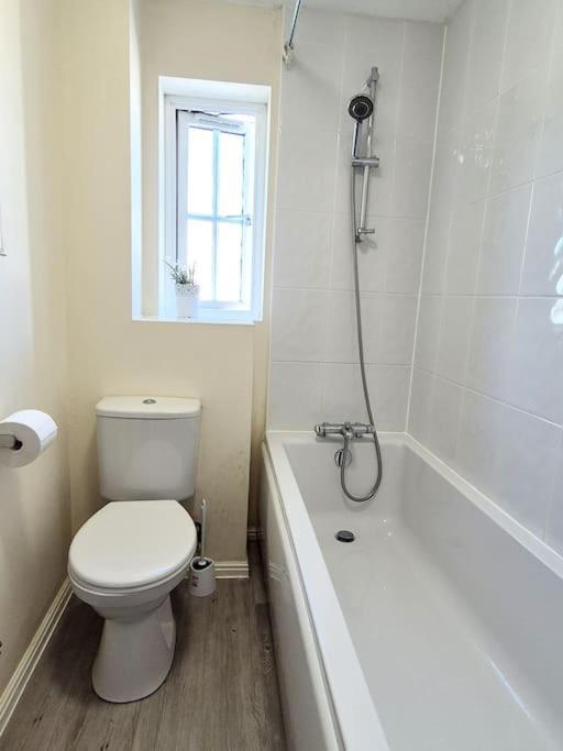 Spacious 2 Bed House Close To Parkway Station Holiday home *