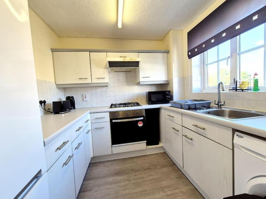 Spacious 2 Bed House Close To Parkway Station Holiday home Bristol