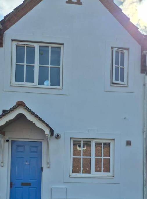 Spacious 2 Bed House Close To Parkway Station * Bristol