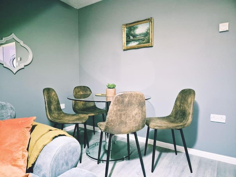 Spacious 2 Bed House Close To Parkway Station