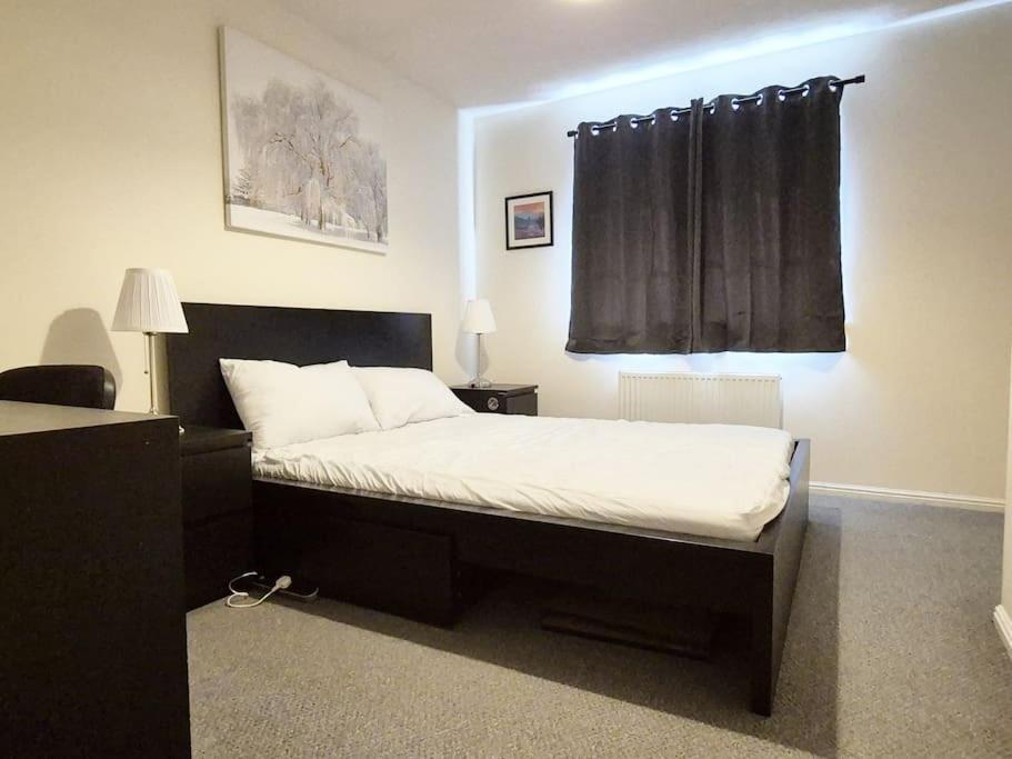 Holiday home Spacious 2 Bed House Close To Parkway Station