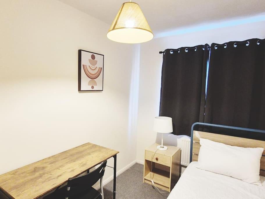 Spacious 2 Bed House Close To Parkway Station