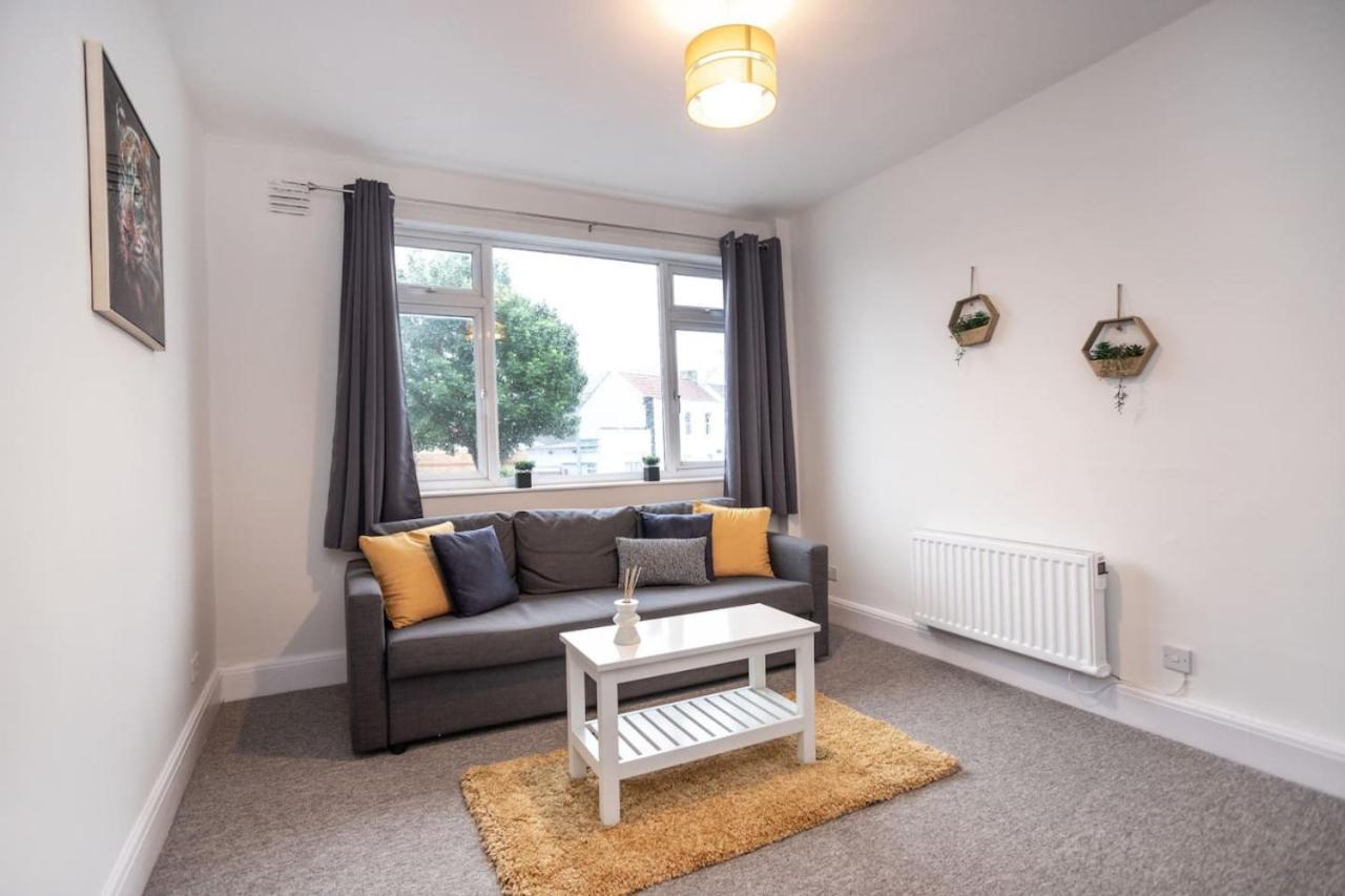 Downend Rd Contractors Long By Shortstayuk Bristol