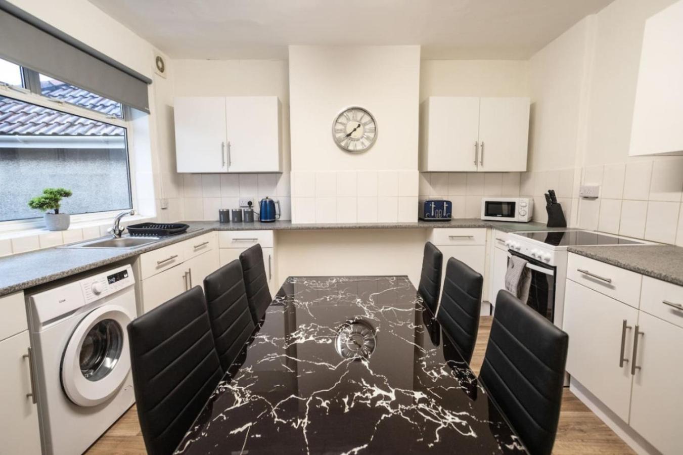 Downend Rd Contractors Long By Shortstayuk * Bristol