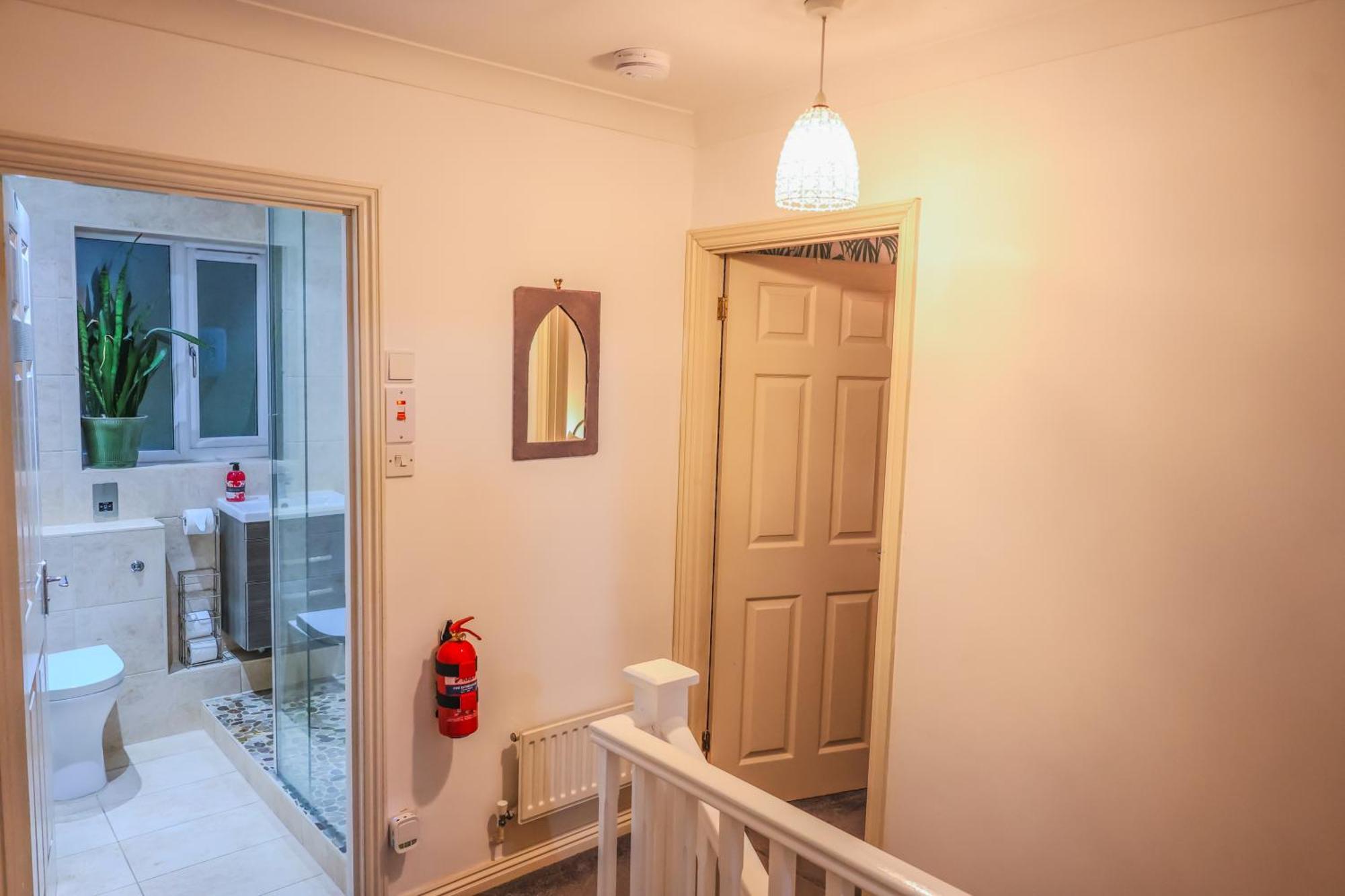 Contractors Long & Short Near Centre By Altoluxoexperience Short Lets & Serviced With Free Parking & Wifi Holiday home