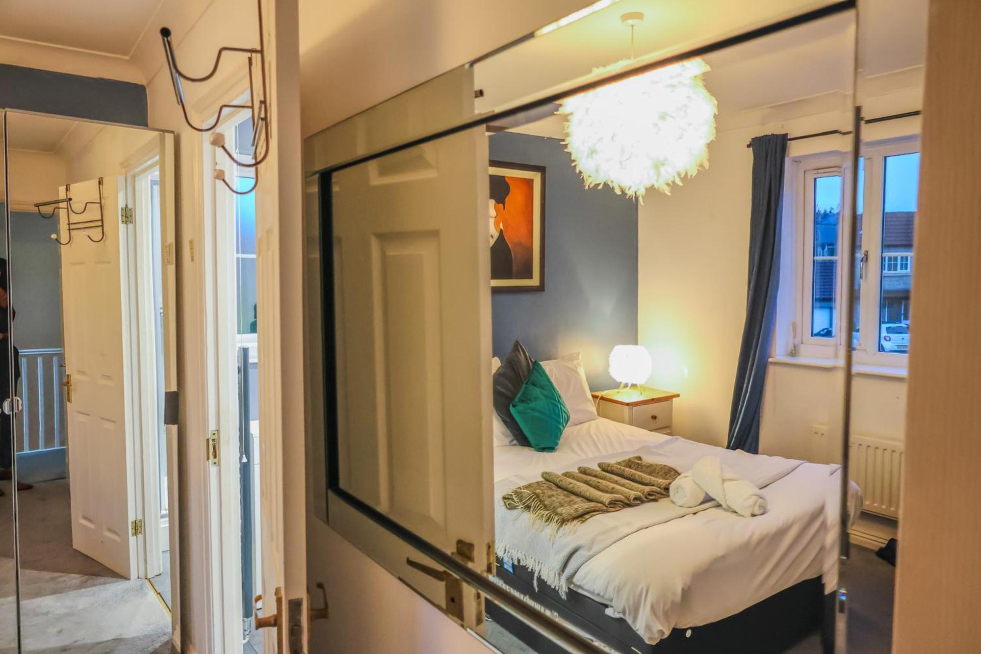 Holiday home Contractors Long & Short Near Centre By Altoluxoexperience Short Lets & Serviced With Free Parking & Wifi