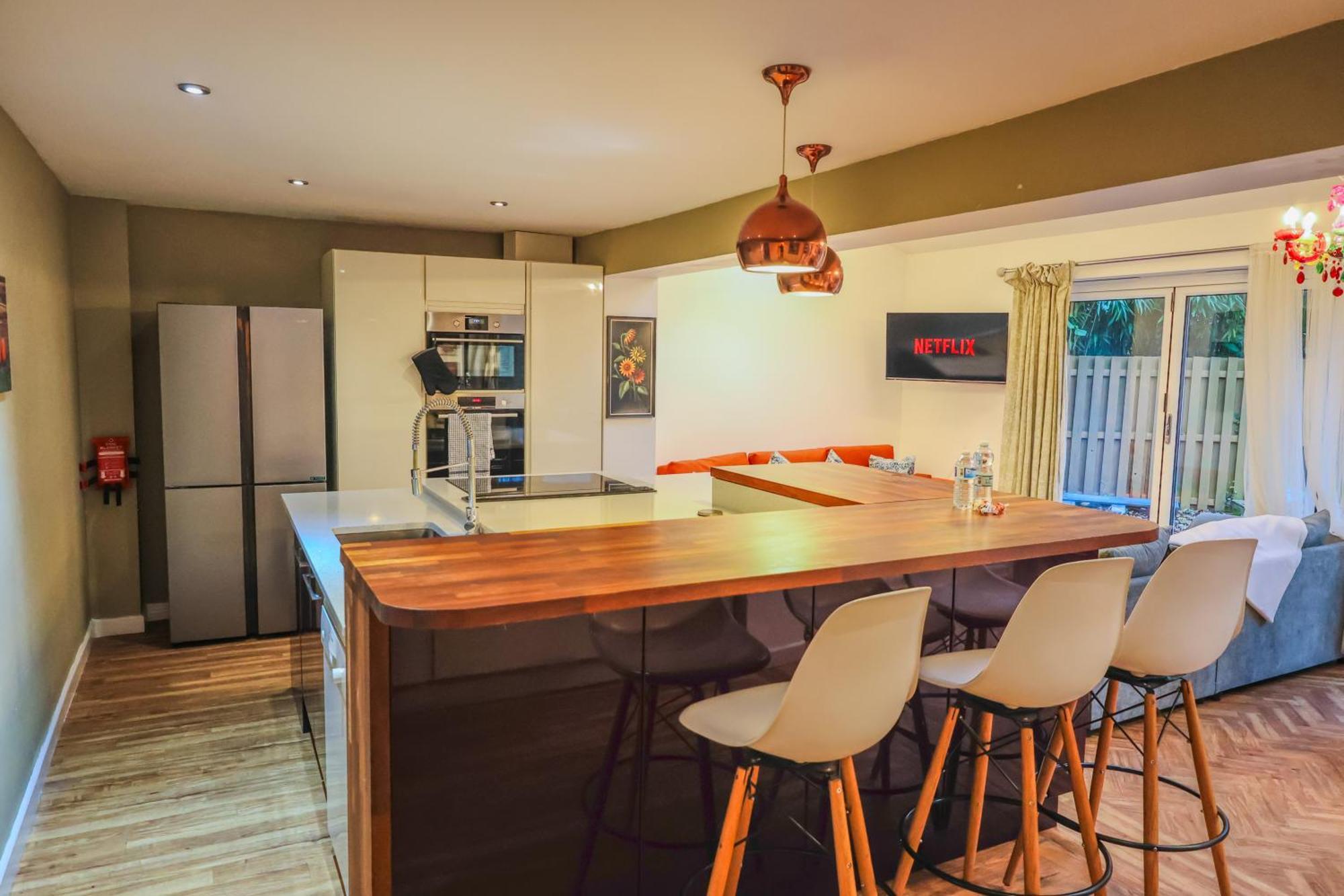 Holiday home Contractors Long & Short Near Centre By Altoluxoexperience Short Lets & Serviced With Free Parking & Wifi