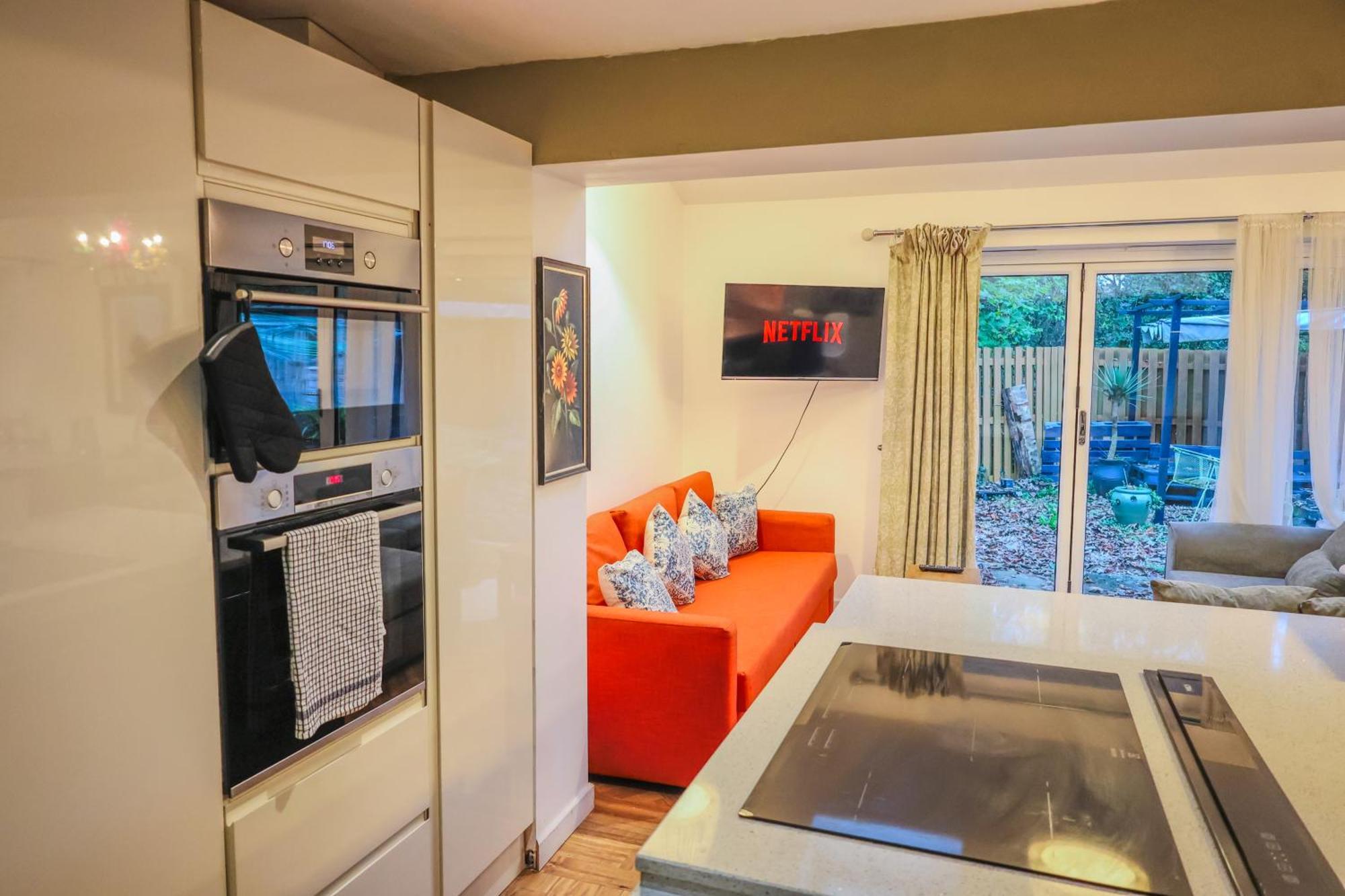 Holiday home Contractors Long & Short Near Centre By Altoluxoexperience Short Lets & Serviced With Free Parking & Wifi *