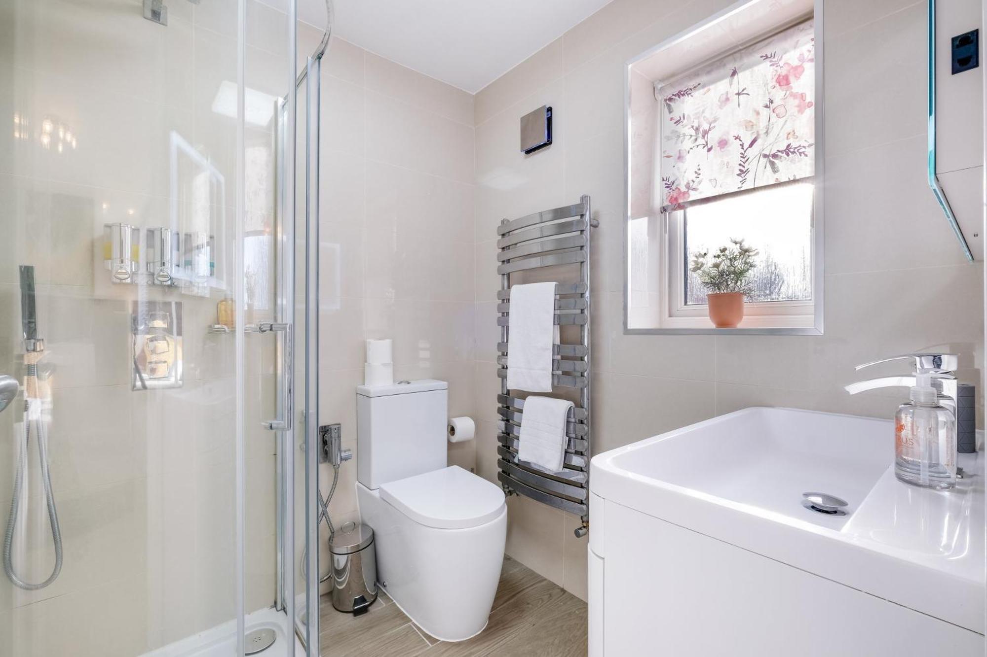 Cherry Banks 5 Bedroom And 3 Bathroom House Holiday home Bristol