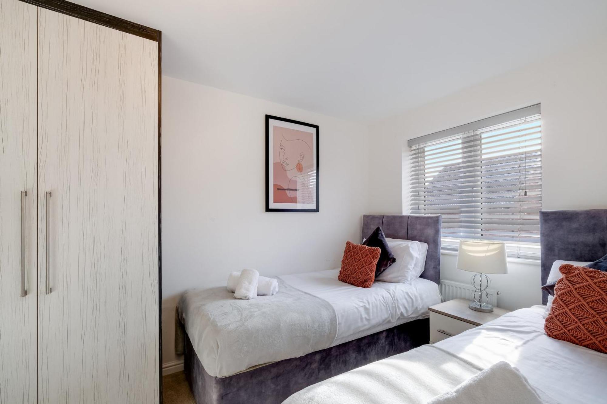 Cherry Banks 5 Bedroom And 3 Bathroom House * Bristol