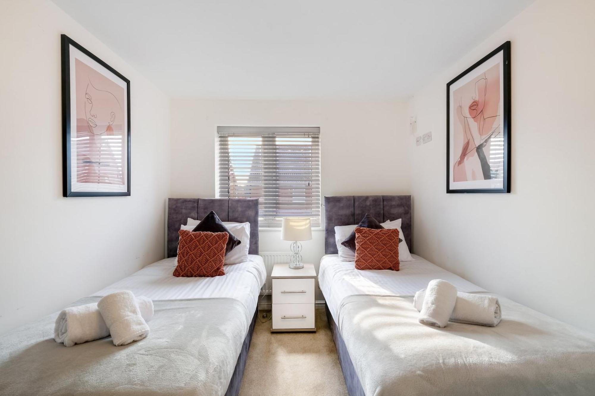 Cherry Banks 5 Bedroom And 3 Bathroom House * Bristol