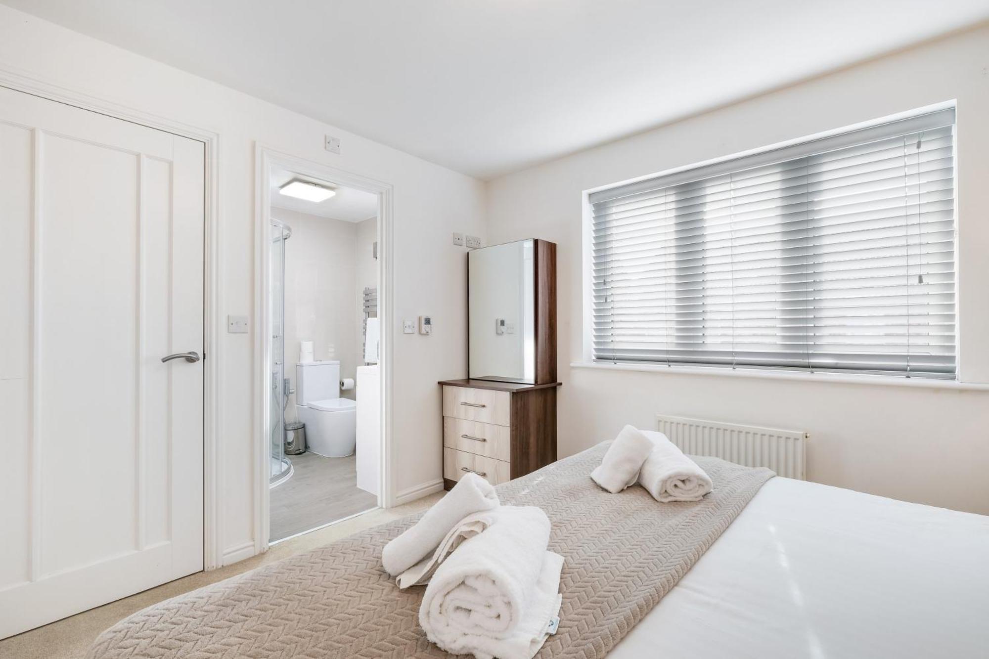 Cherry Banks 5 Bedroom And 3 Bathroom House * Bristol
