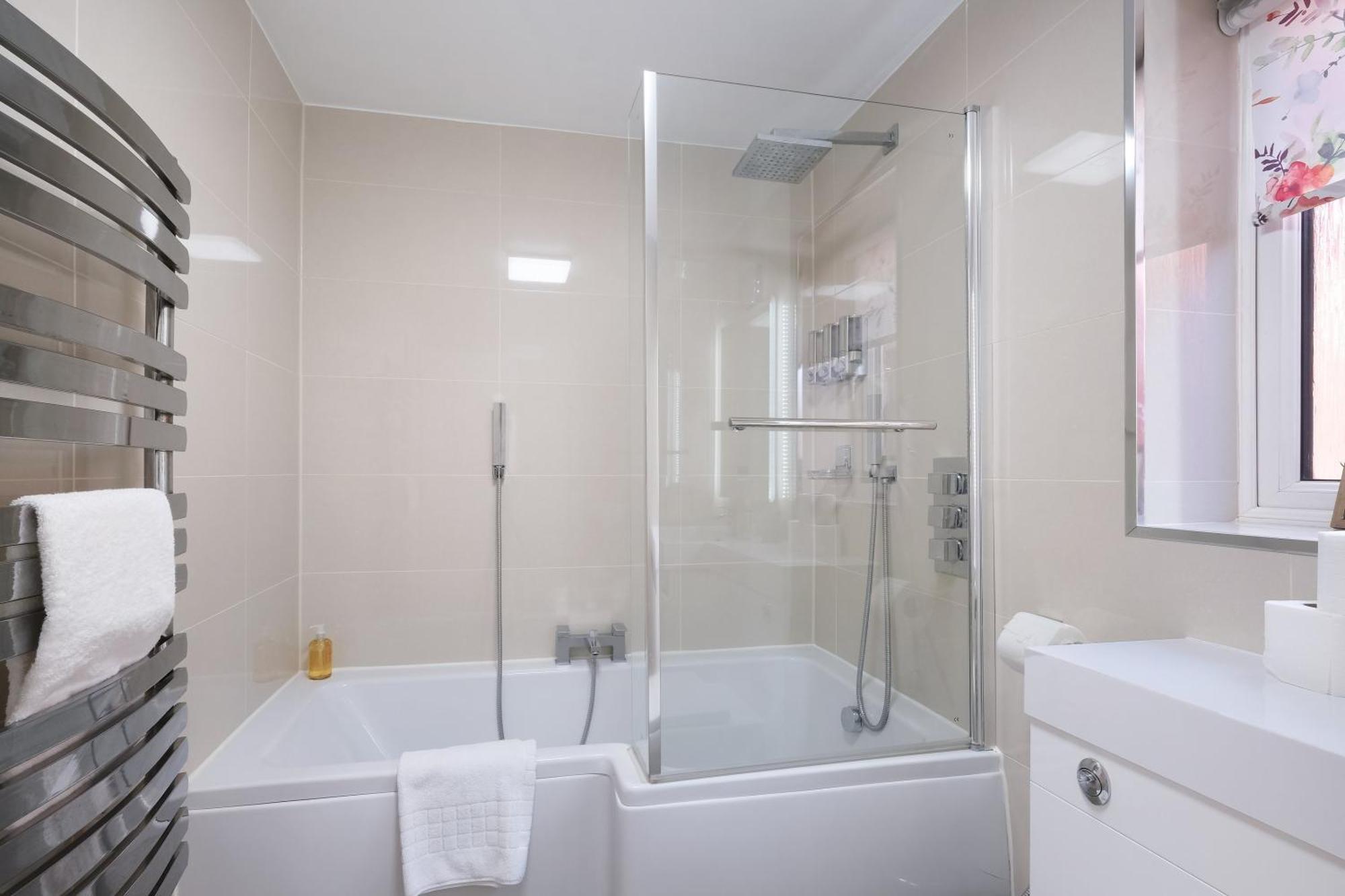 Cherry Banks 5 Bedroom And 3 Bathroom House Holiday home *