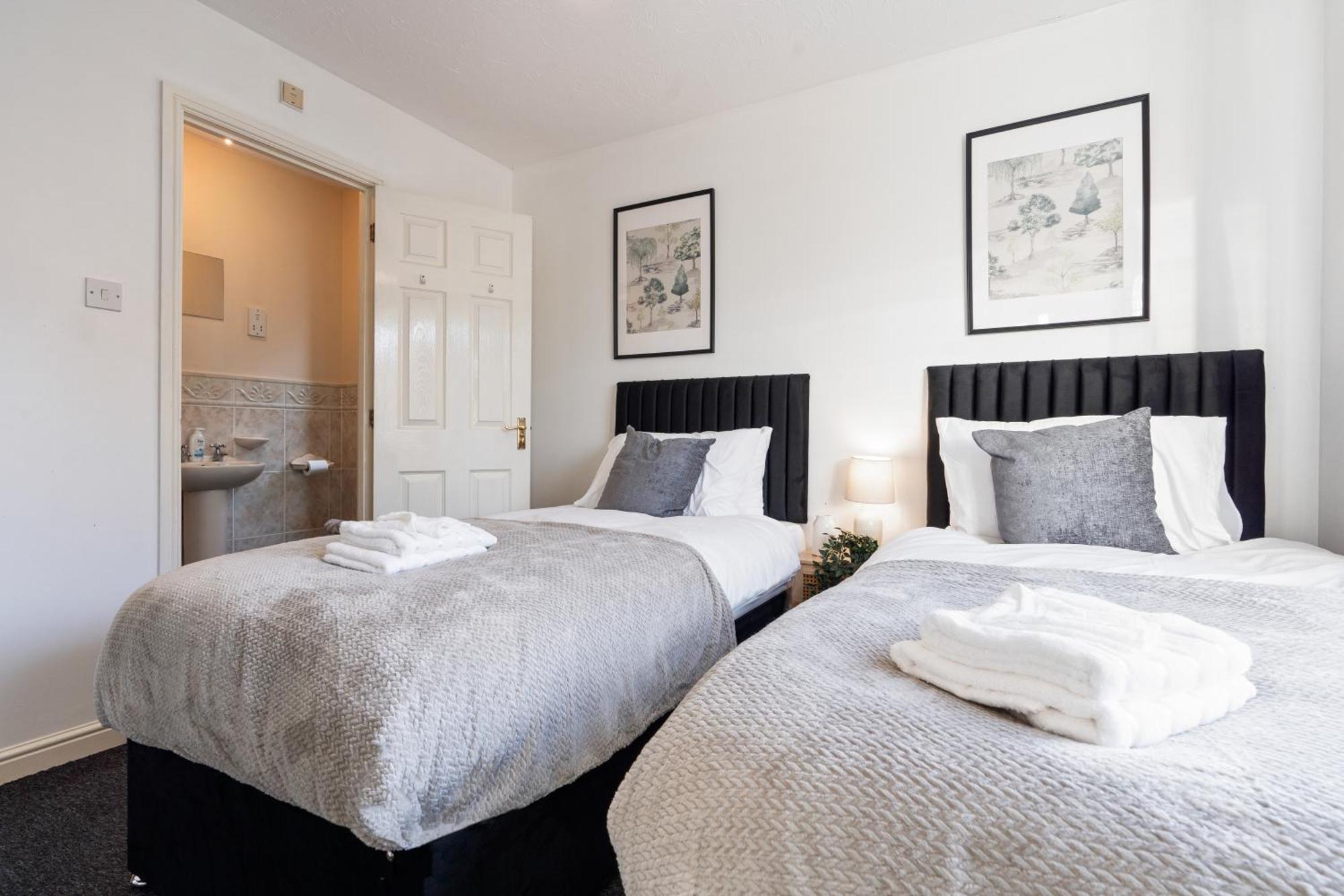 Applin House-5 Bed Contractor Parking Wifi Holiday home