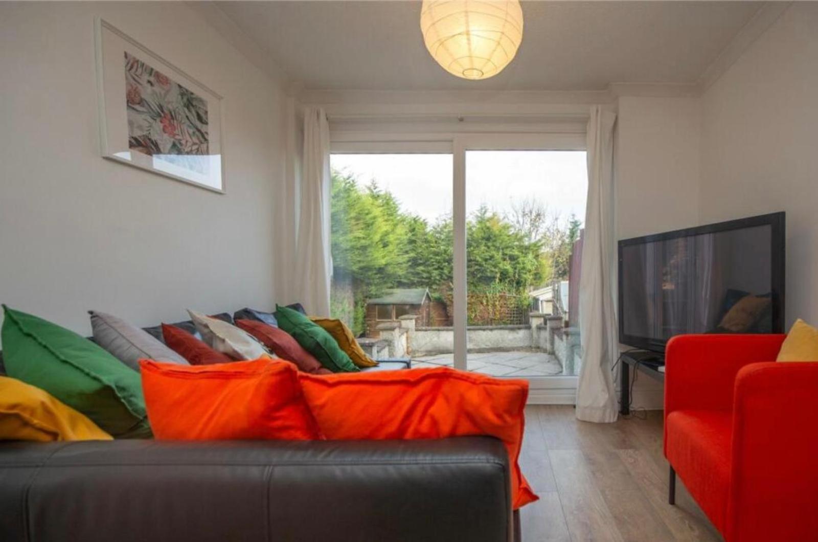 Stylish 5-bed Retreat With Wifi - Near Uwe & Mod Holiday home *