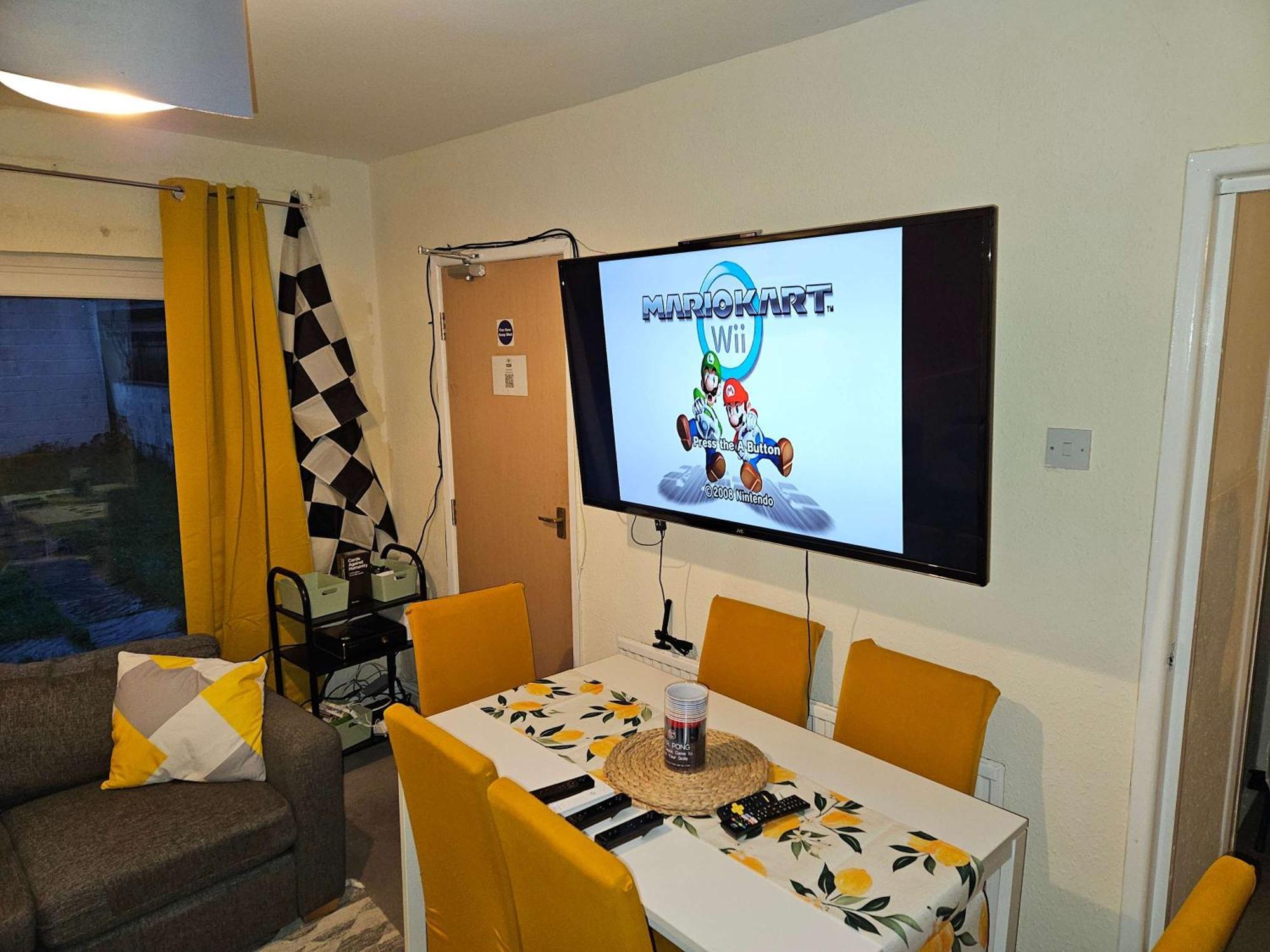 Spacious 5-bed With Parking,wifi & Self Check-in Holiday home *