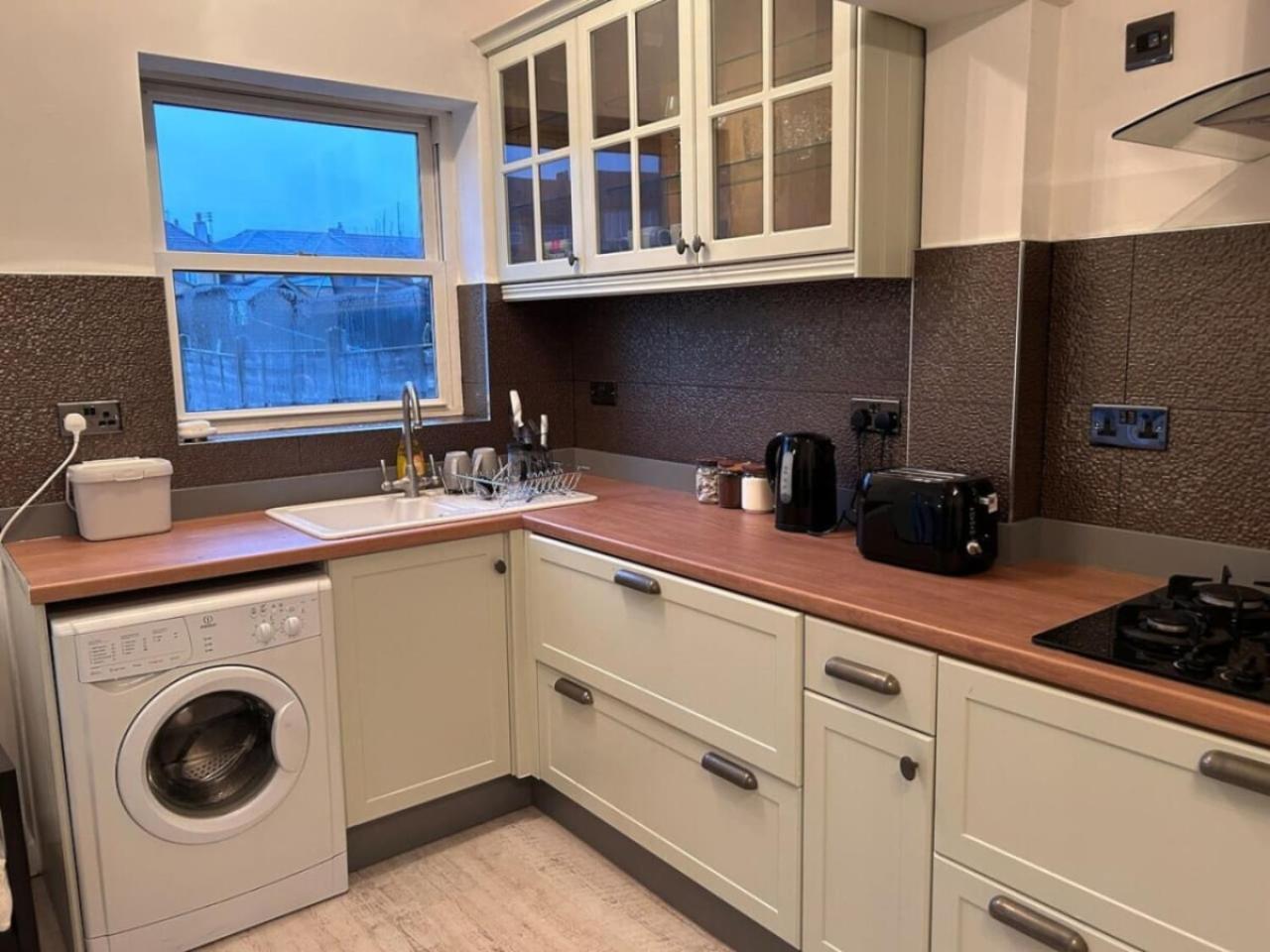 Louise Avenue - Contractors Long By Shortstayuk
