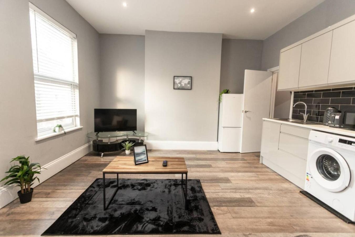Rd B - Location Long By Shortstayuk Apartment *
