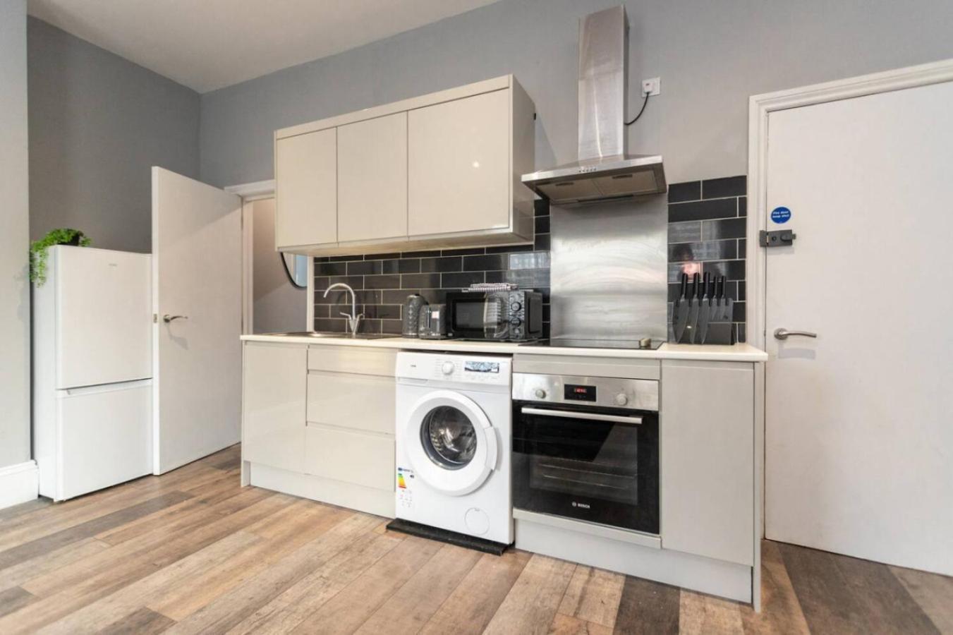 Rd B - Location Long By Shortstayuk Apartment *