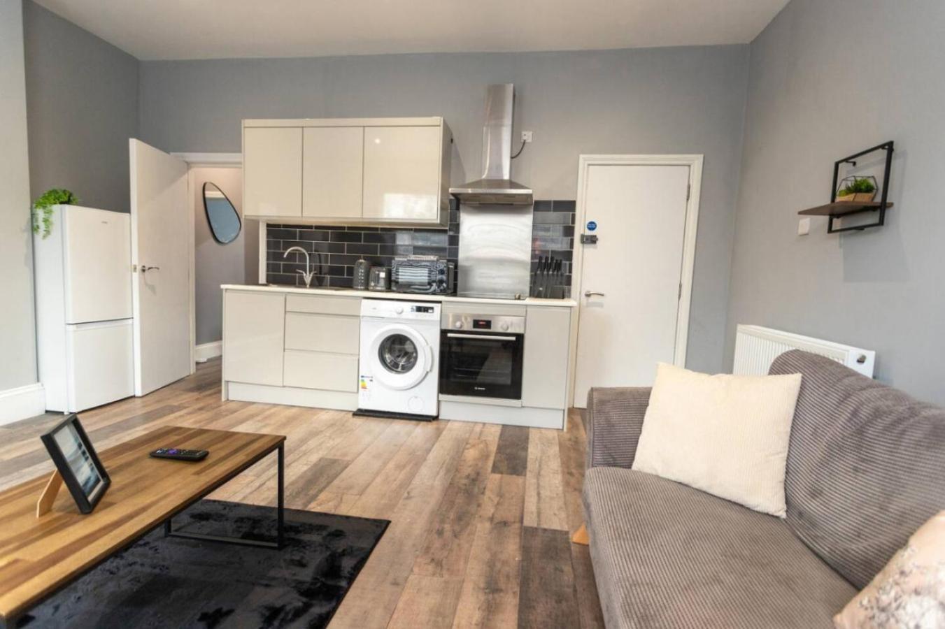 Rd B - Location Long By Shortstayuk Apartment *