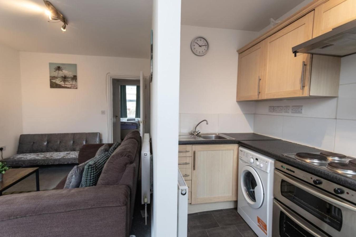 Warden Rd 2 - Contractors Long By Shortstayuk Bristol