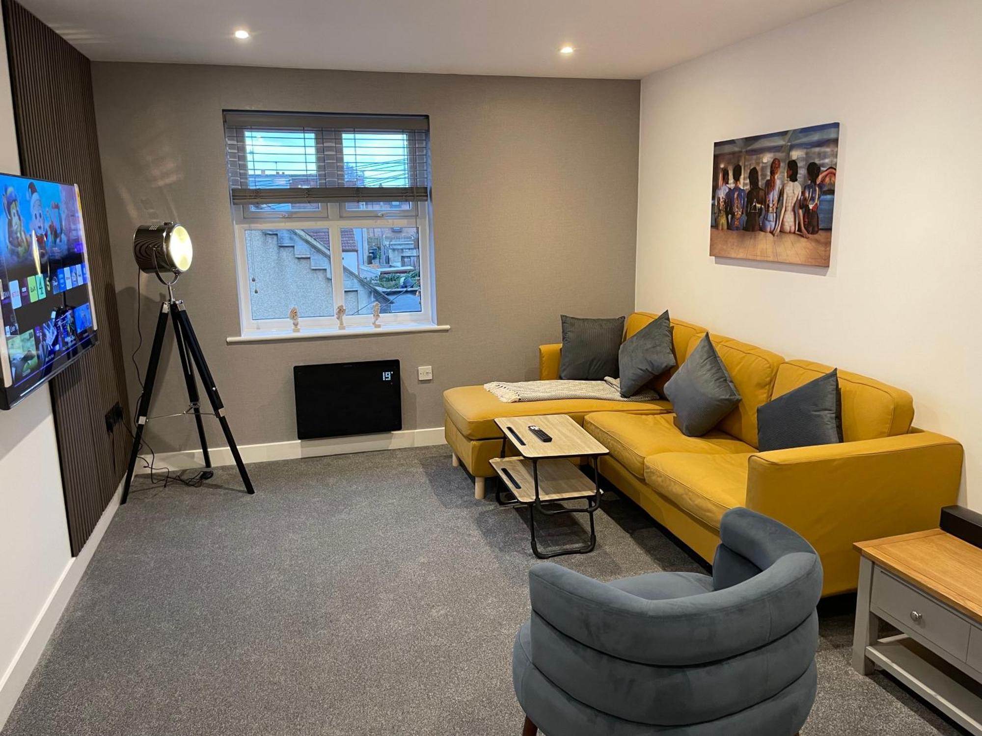 Modern Newly Refurbished 2 Bed Apartment *