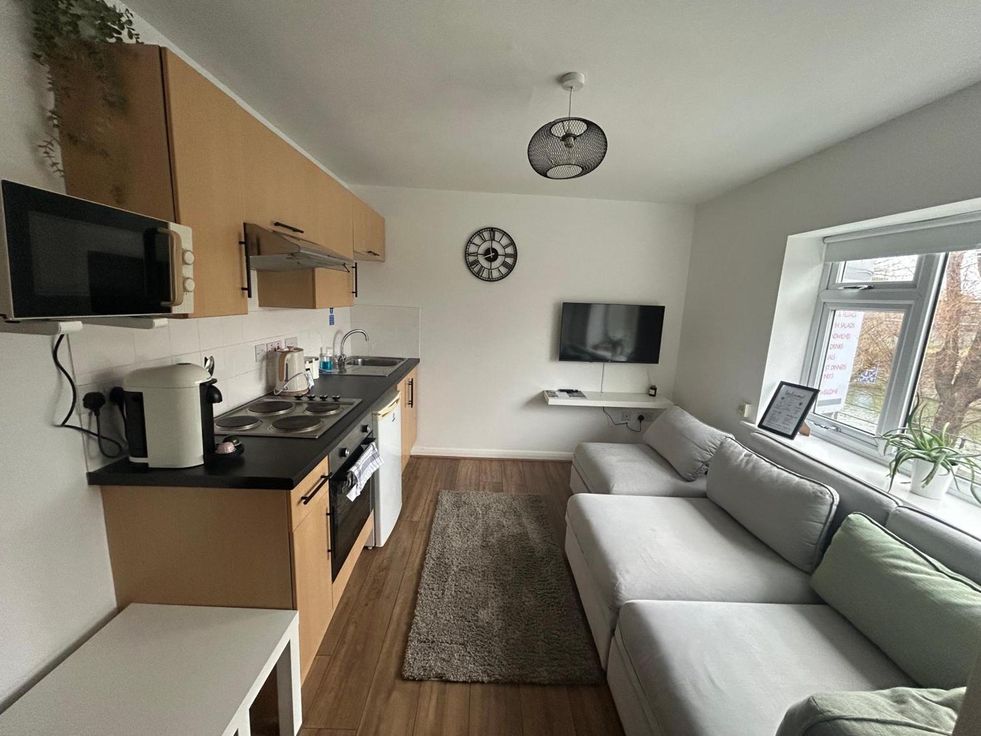 Apartment 31 Canal Apartments, Canal View -temple Meads Bristol