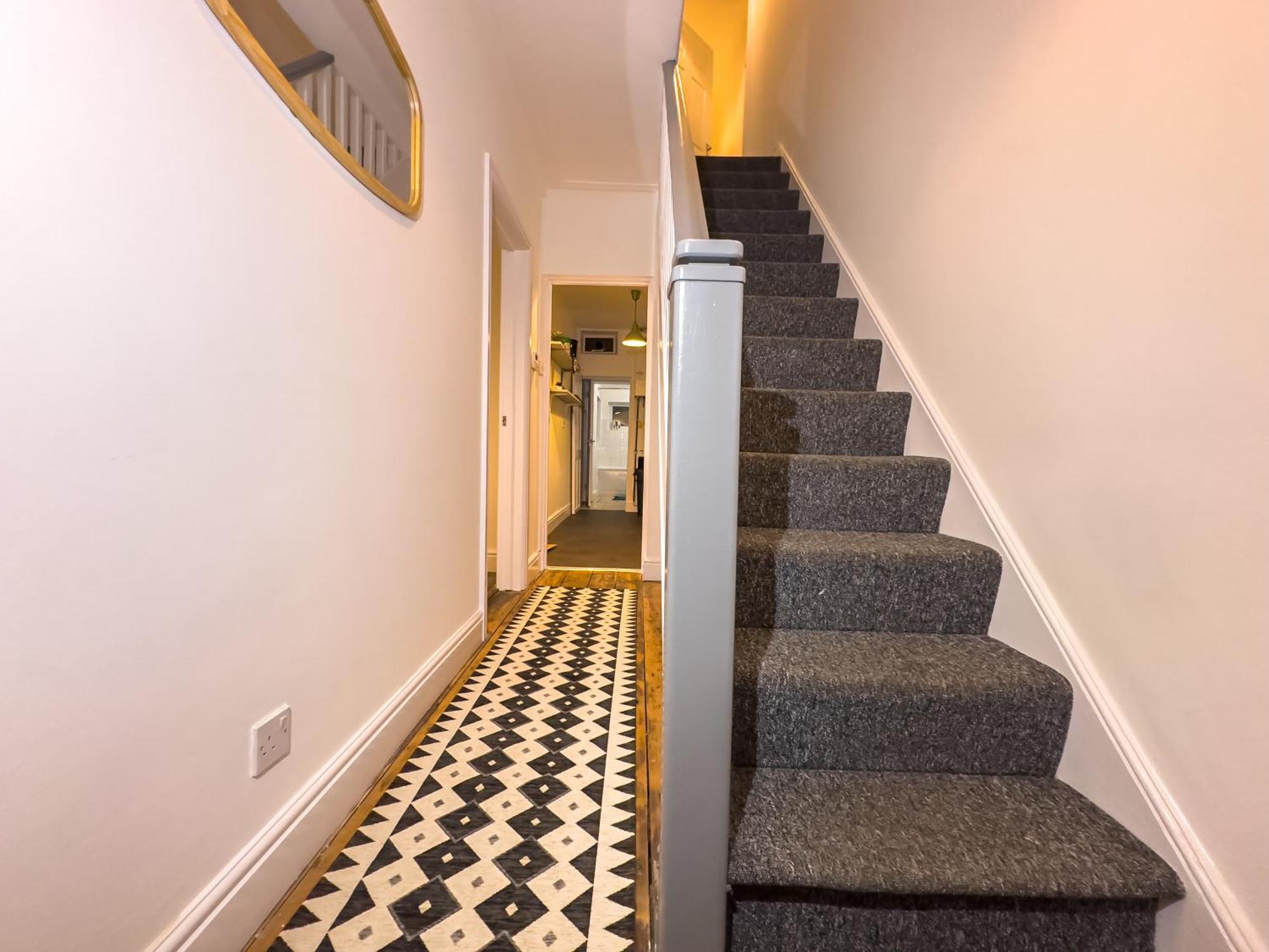 Bauhaus 4 Bedroom House By Altoluxoexperience Short Lets & Serviced With Free Parking