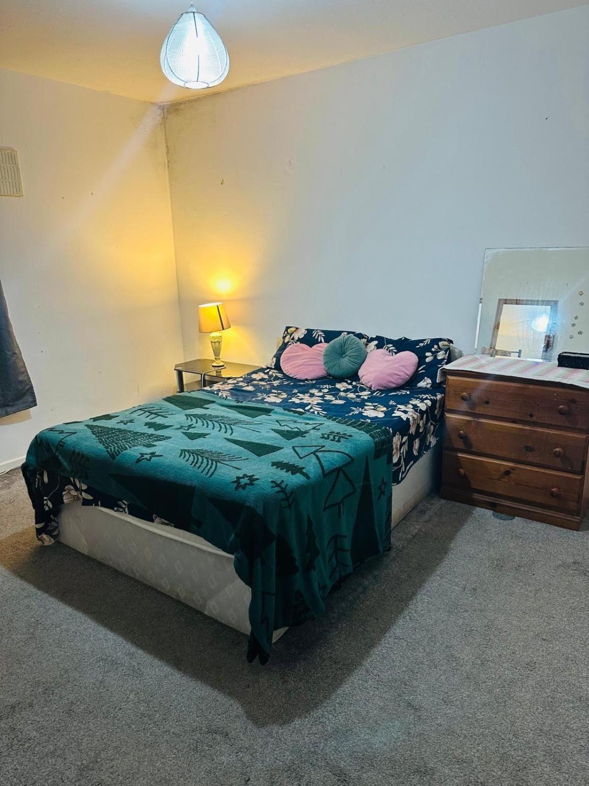 Homestay Double Bedroom In Fishpond