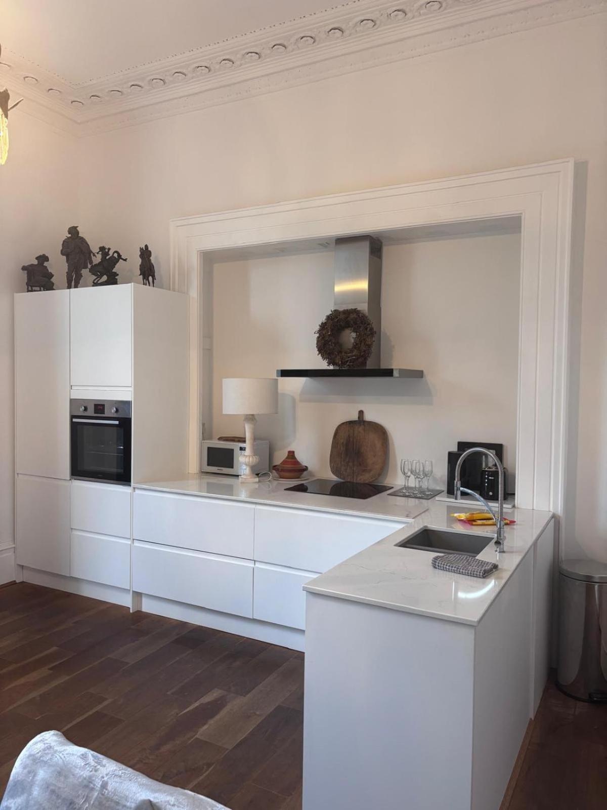 2-bed In Clifton, Great Location - Period Features, High Ceilings, Balcony X2, Office, Stylish, Modern Apartment Bristol