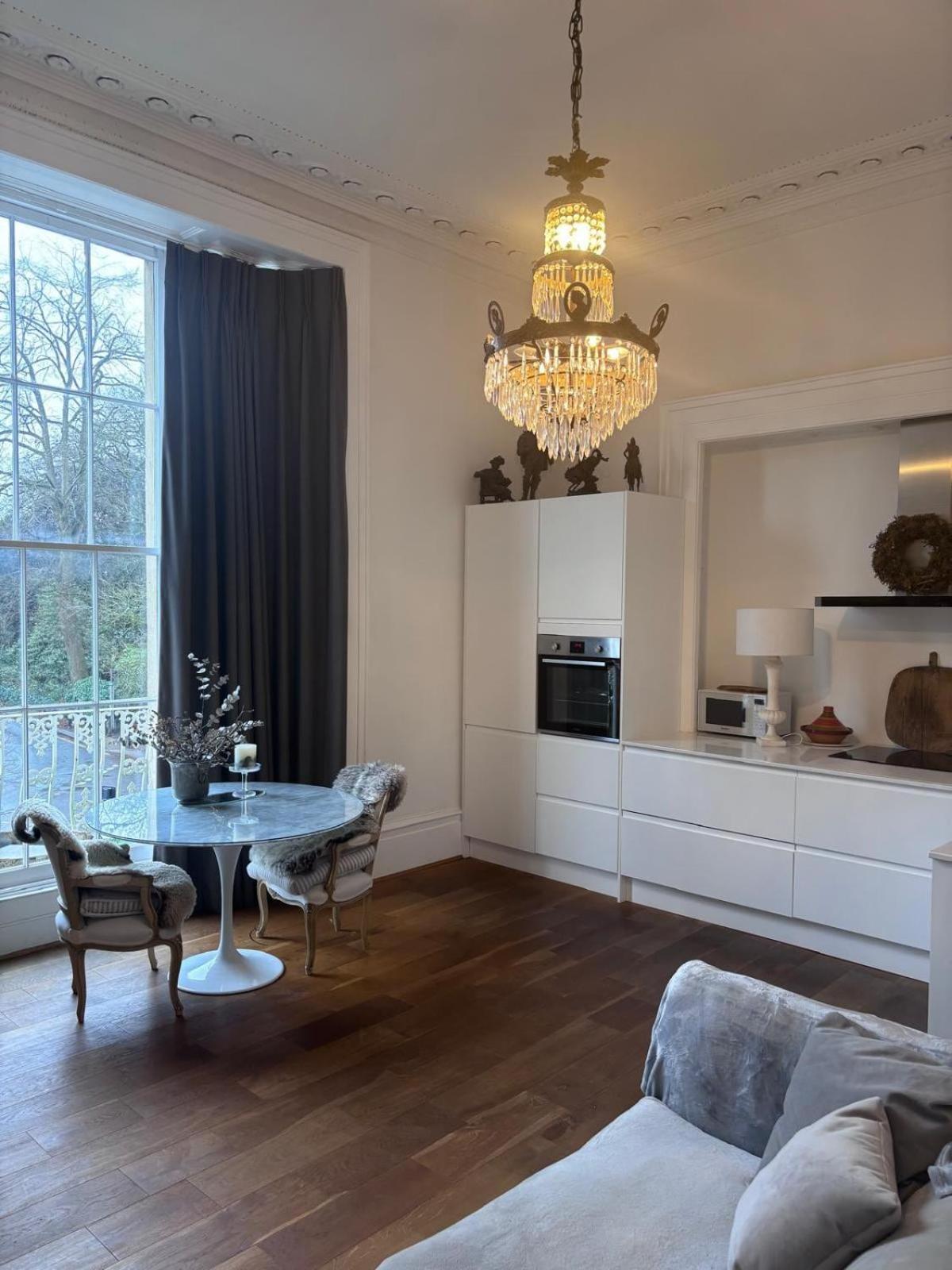 2-bed In Clifton, Great Location - Period Features, High Ceilings, Balcony X2, Office, Stylish, Modern