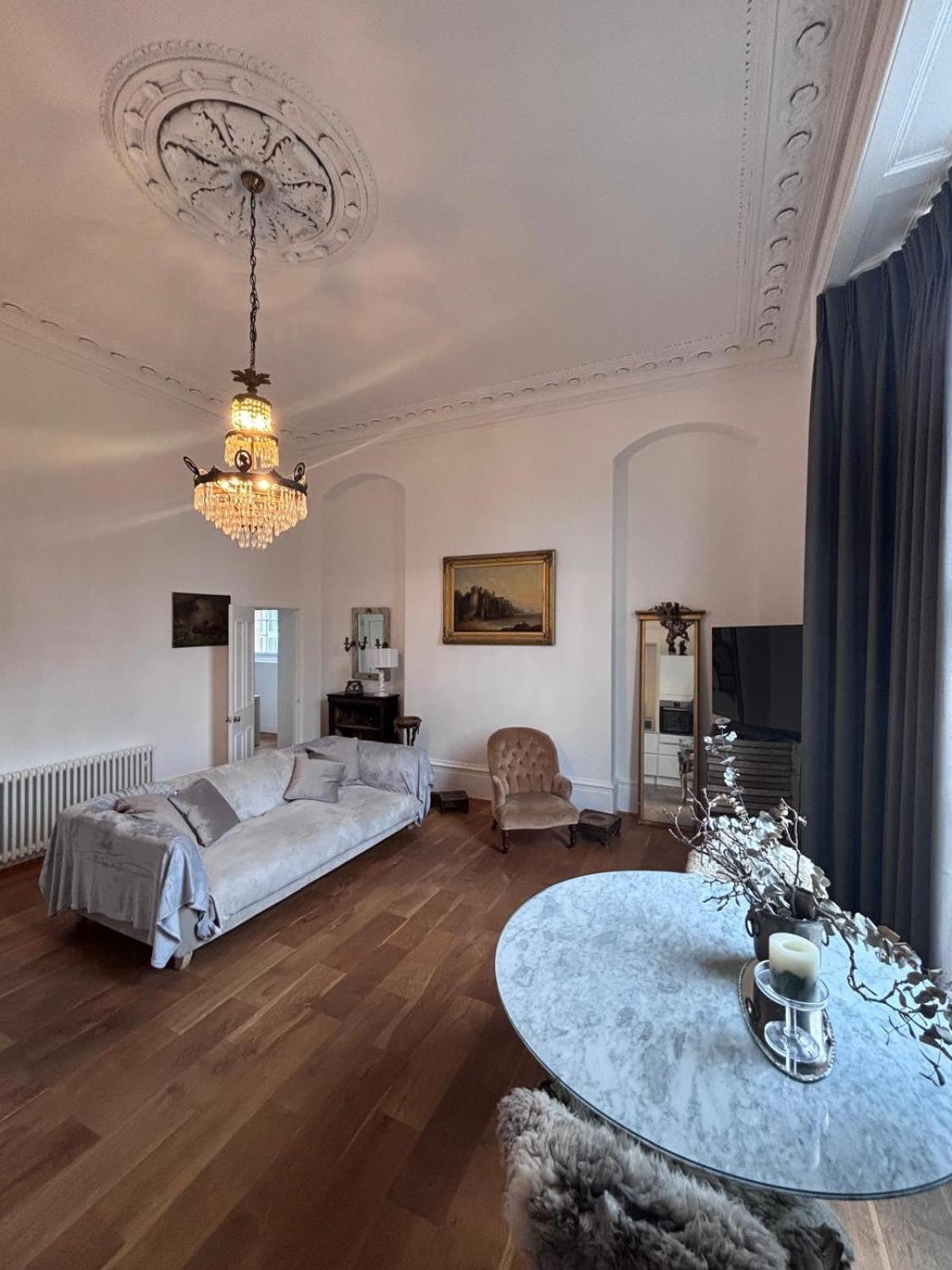 2-bed In Clifton, Great Location - Period Features, High Ceilings, Balcony X2, Office, Stylish, Modern Apartment Bristol