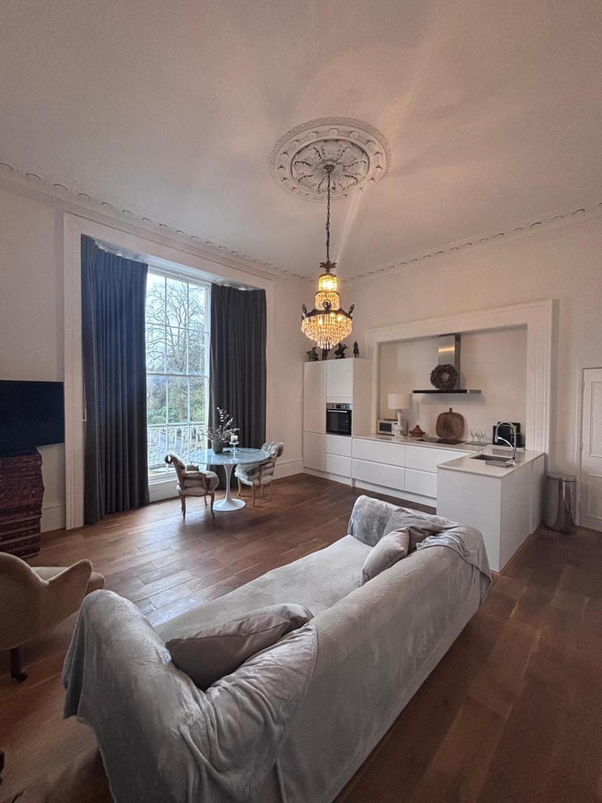 Apartment 2-bed In Clifton, Great Location - Period Features, High Ceilings, Balcony X2, Office, Stylish, Modern Bristol