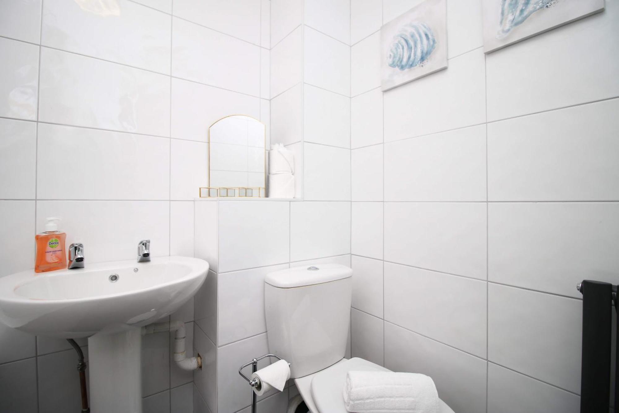 2bedroom Home- Free Parking, Wi-fi & Patio- Available For Long Or Short Term Holiday home