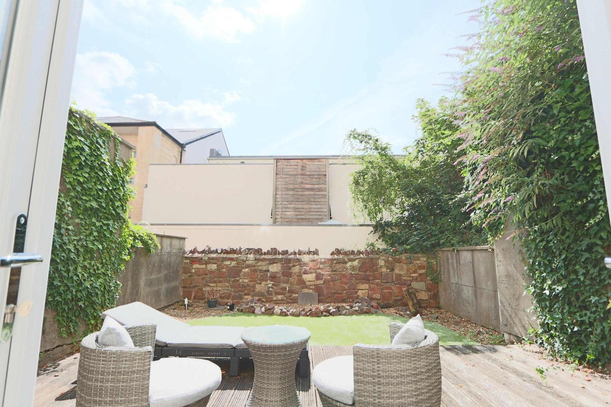 Two Bedroom Meridian Place Apartment *