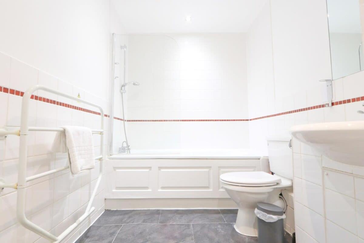 Centre 1 Bed Apartment- Hopewell Apartment *
