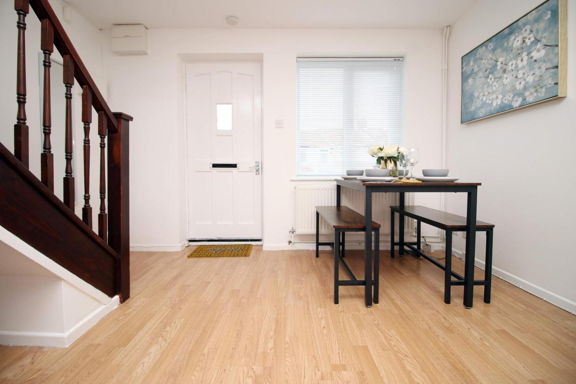 Holiday home 2bedroom Home- Free Parking, Wi-fi & Patio- Available For Long Or Short Term Bristol