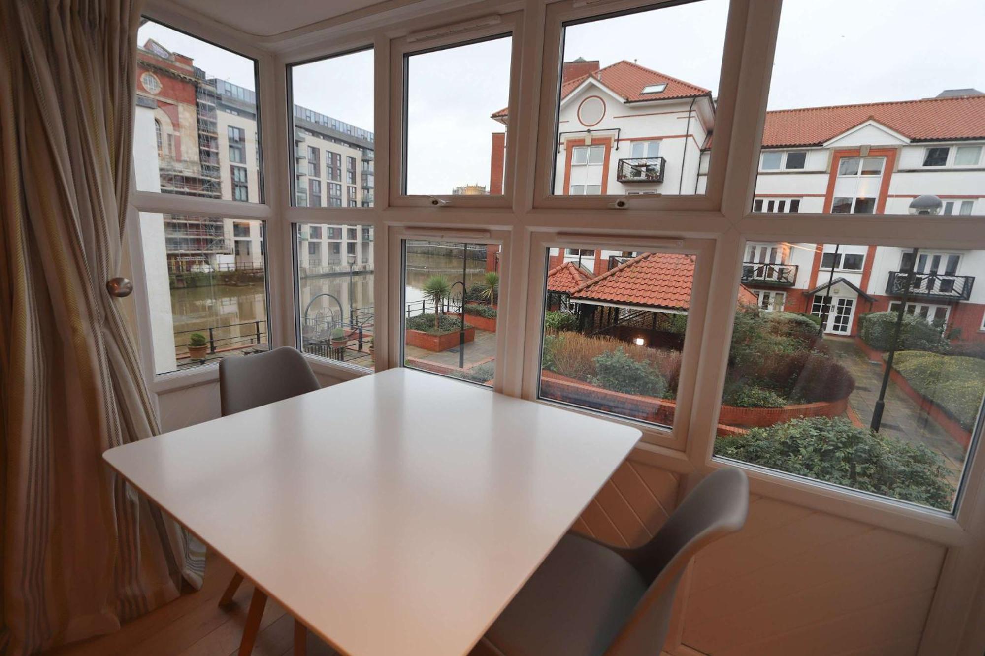 Quiet Riverside With Views And Parking- Apartment *