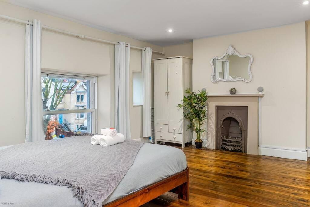 Smart-home In Original Victorian Building Apartment