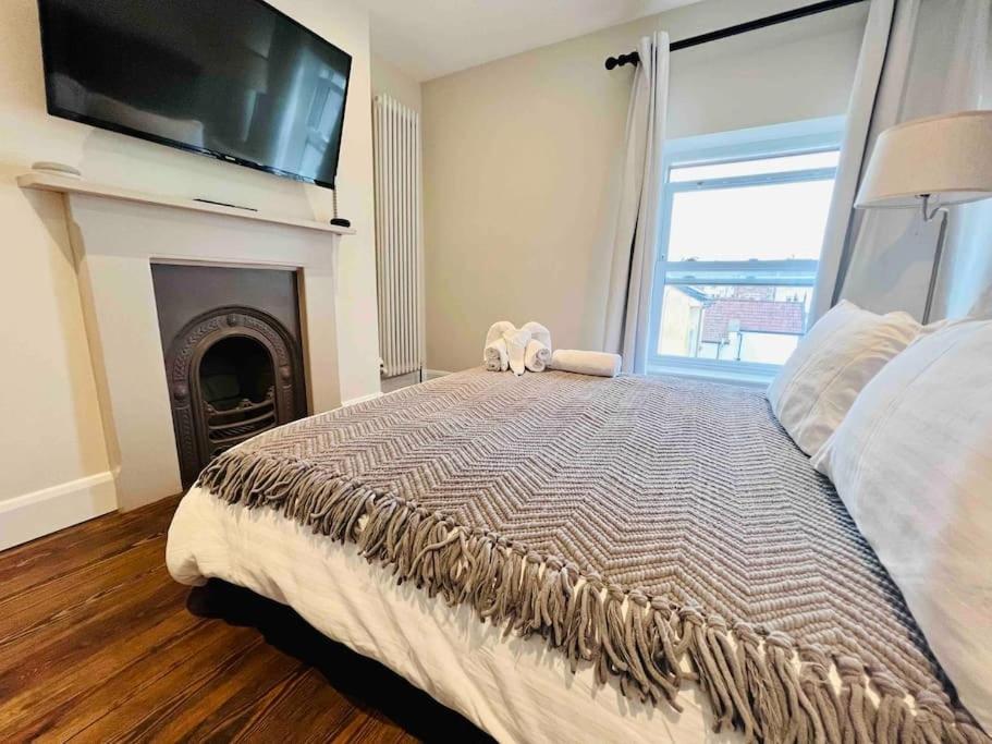 Smart-home In Original Victorian Building Apartment *