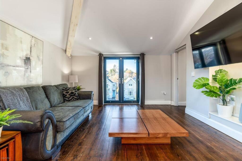Smart-home In Original Victorian Building Apartment *